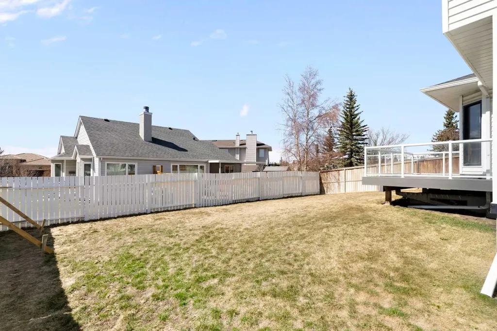 190 Hawkville Close NW Calgary AB T3G 3N6