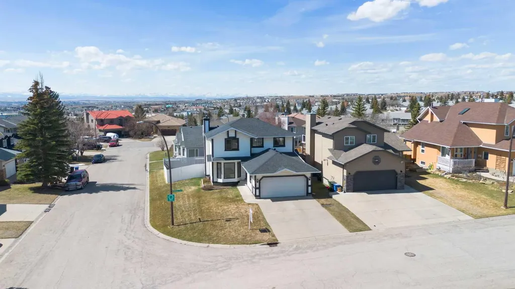 190 Hawkville Close NW Calgary AB T3G 3N6