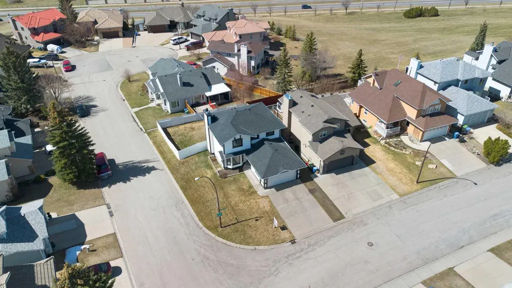 190 Hawkville Close NW Calgary AB T3G 3N6
