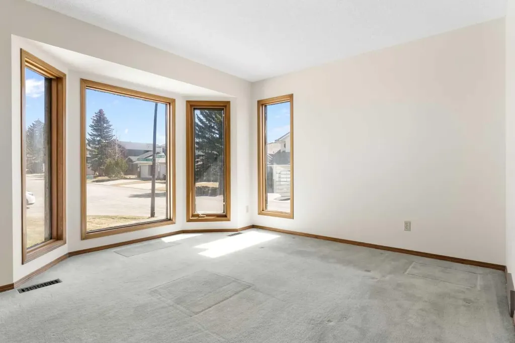 190 Hawkville Close NW Calgary AB T3G 3N6