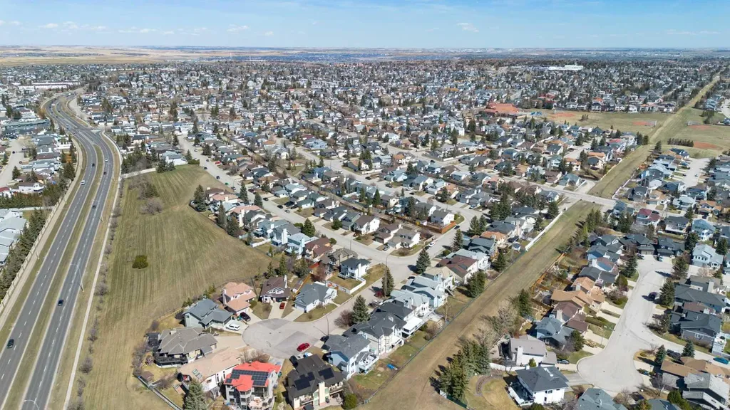 190 Hawkville Close NW Calgary AB T3G 3N6