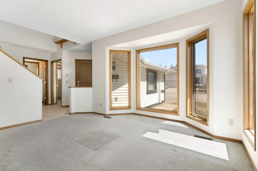 190 Hawkville Close NW Calgary AB T3G 3N6