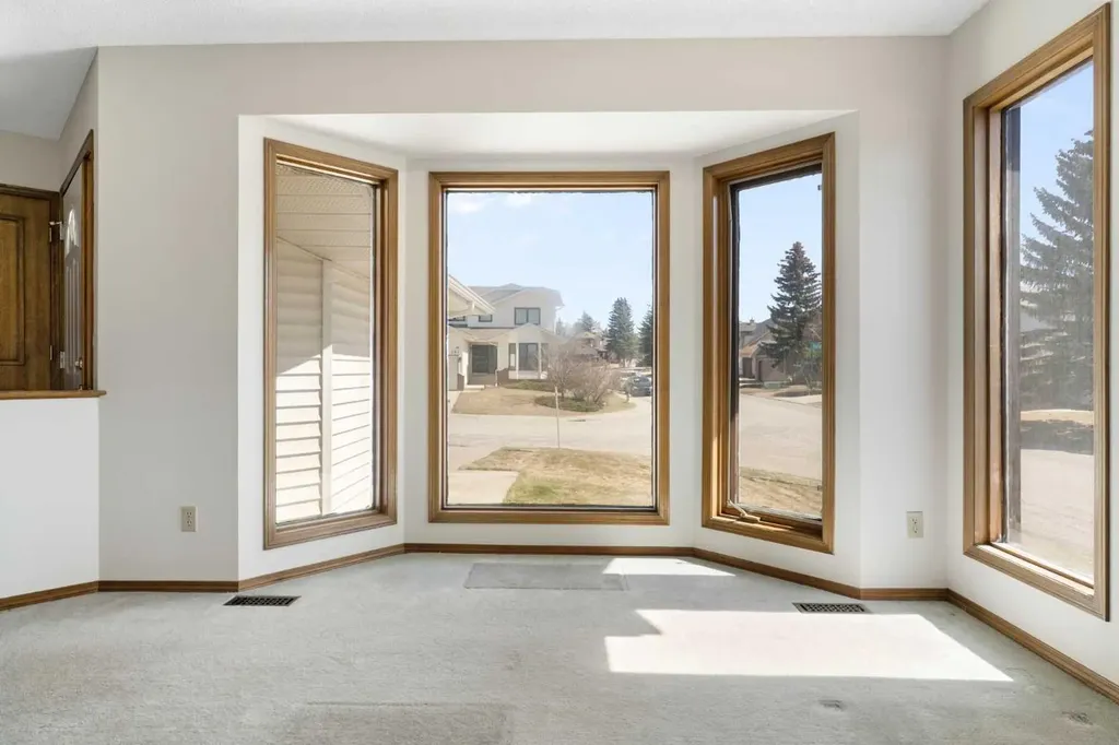 190 Hawkville Close NW Calgary AB T3G 3N6