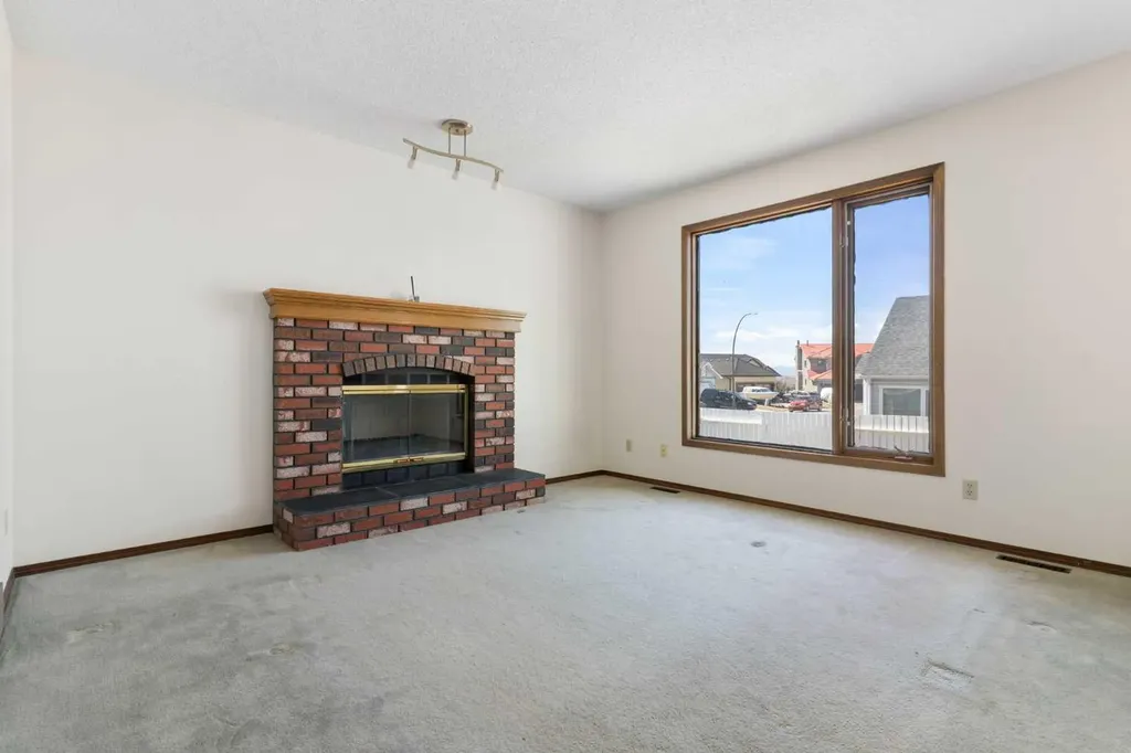 190 Hawkville Close NW Calgary AB T3G 3N6