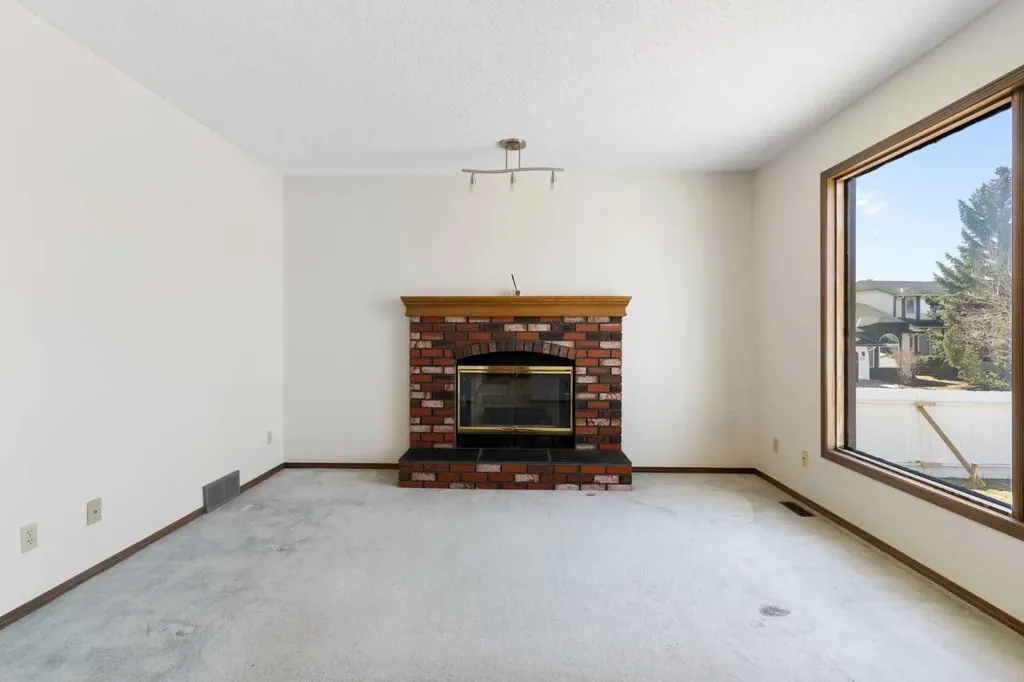 190 Hawkville Close NW Calgary AB T3G 3N6
