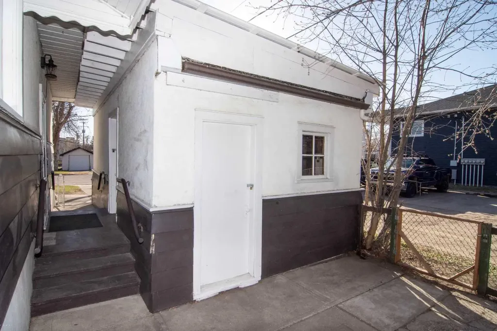 508 3 Street Strathmore AB T1P 1B4