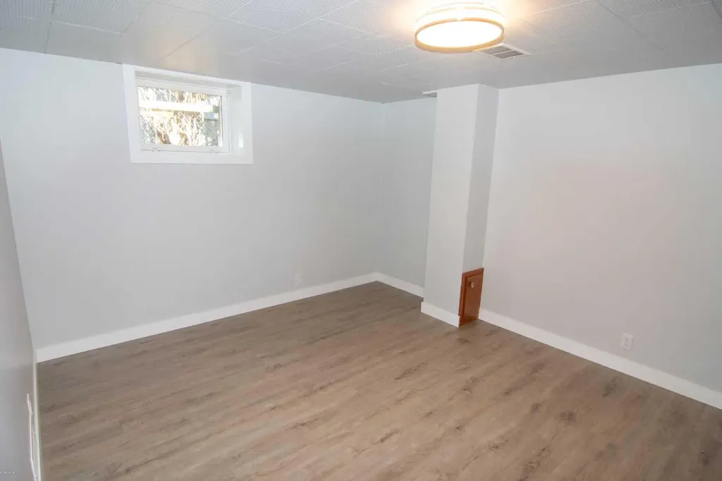 508 3 Street Strathmore AB T1P 1B4