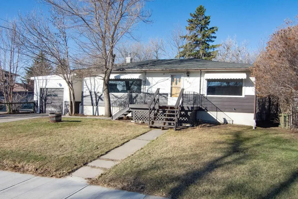 508 3 Street Strathmore AB T1P 1B4