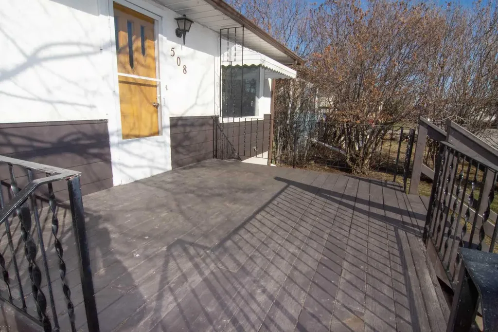 508 3 Street Strathmore AB T1P 1B4
