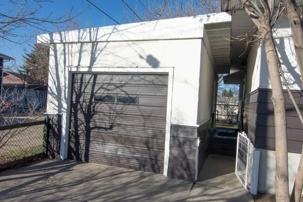 508 3 Street Strathmore AB T1P 1B4