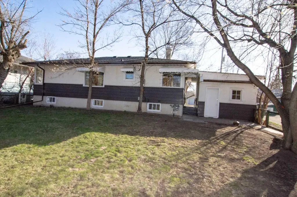 508 3 Street Strathmore AB T1P 1B4