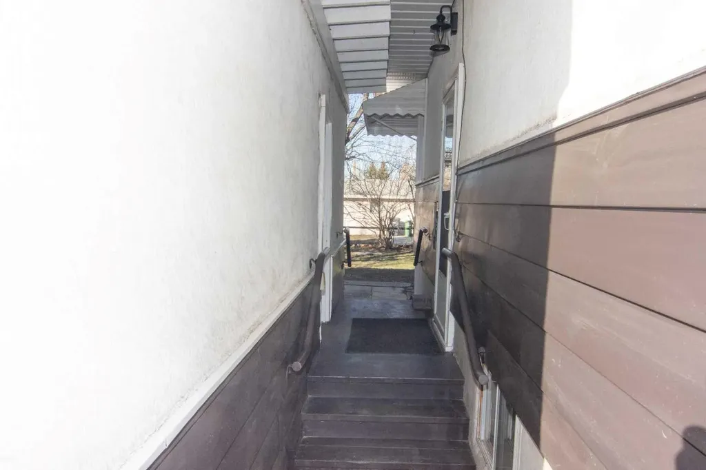 508 3 Street Strathmore AB T1P 1B4