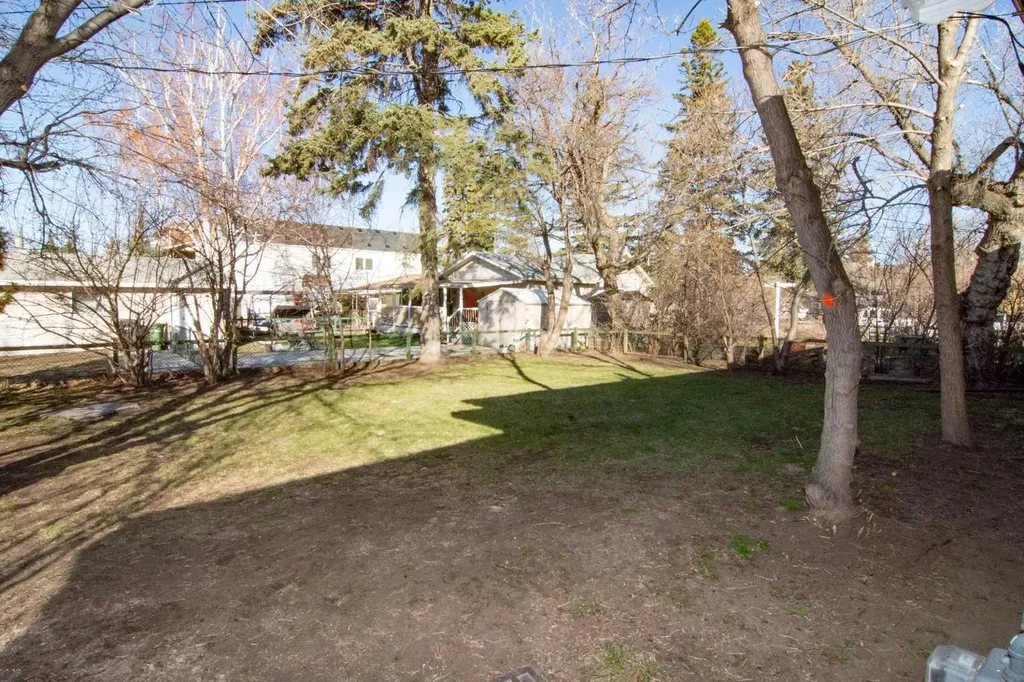 508 3 Street Strathmore AB T1P 1B4