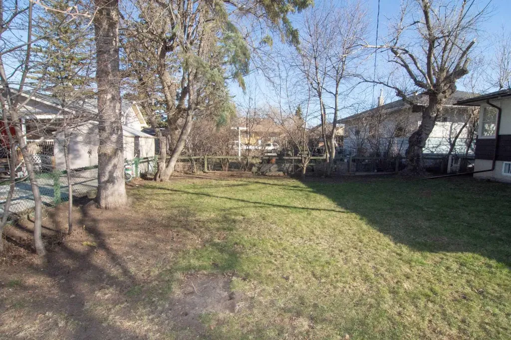 508 3 Street Strathmore AB T1P 1B4