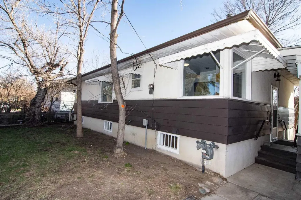 508 3 Street Strathmore AB T1P 1B4
