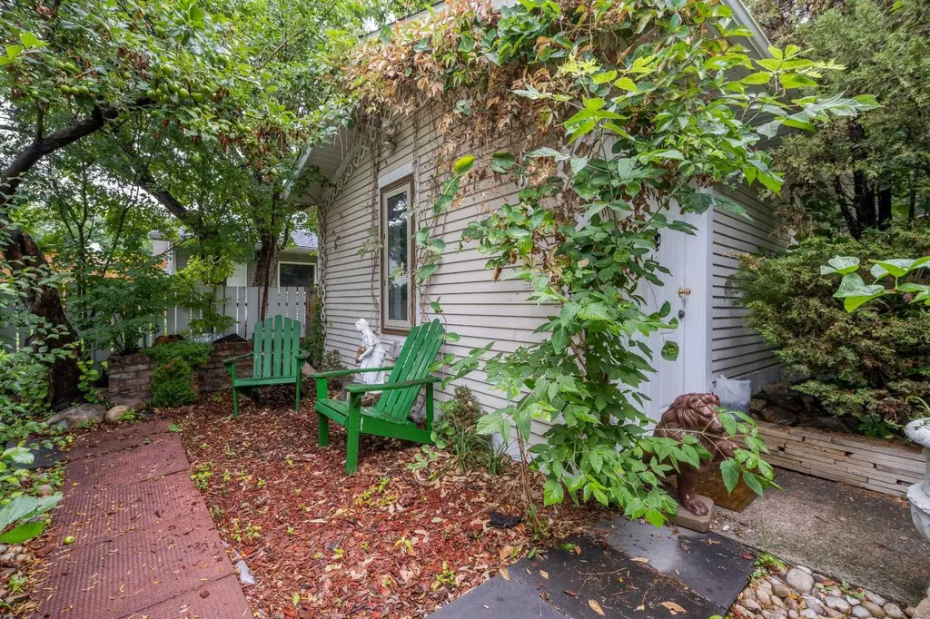 1630 7 Street NW Calgary AB T2M3H6