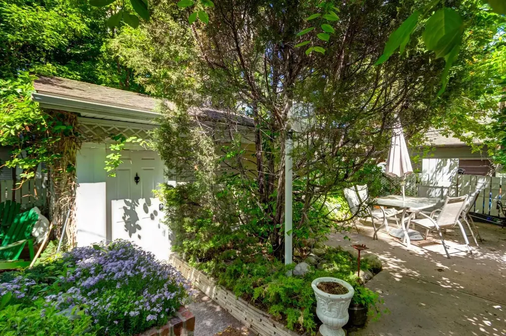 1630 7 Street NW Calgary AB T2M3H6