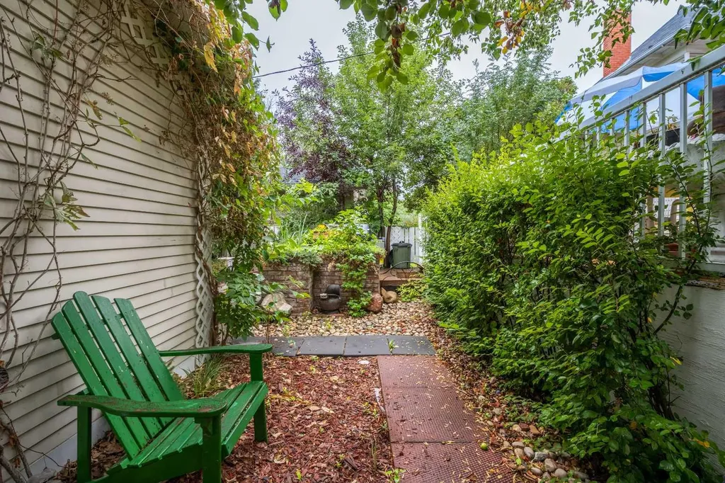 1630 7 Street NW Calgary AB T2M3H6