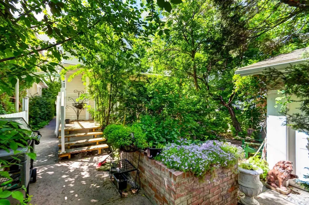 1630 7 Street NW Calgary AB T2M3H6