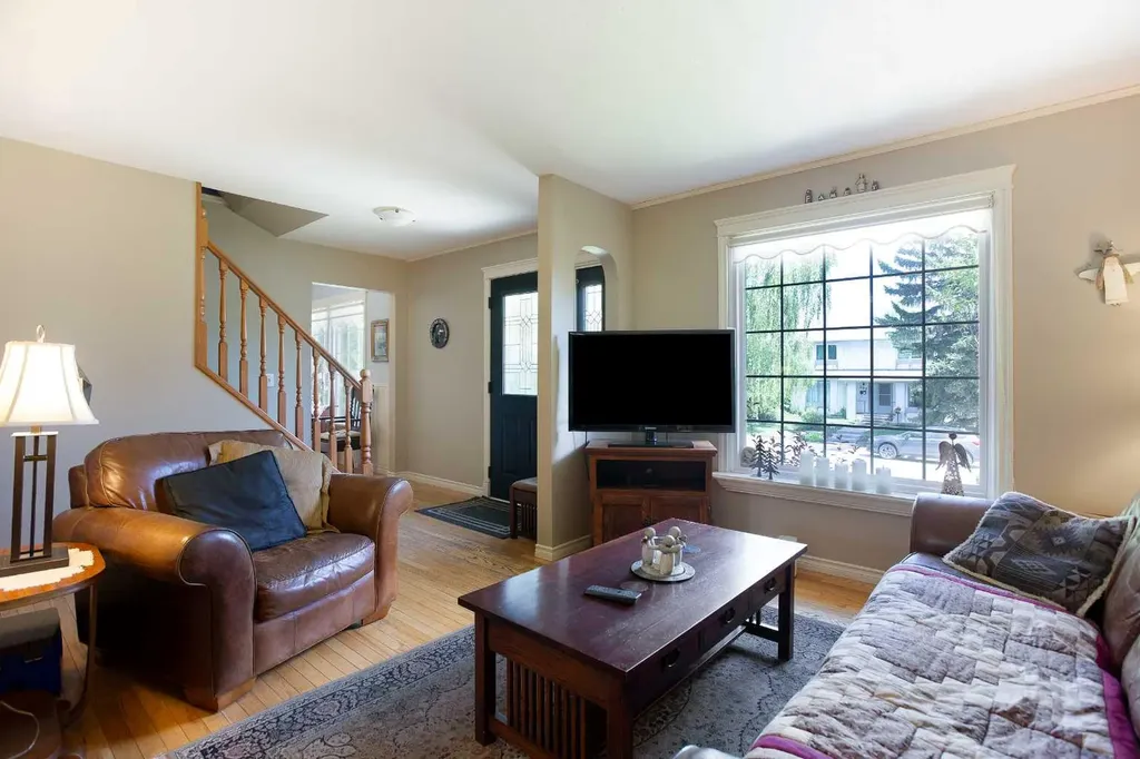 108 Silver Springs Drive NW Calgary AB T3B 3G4