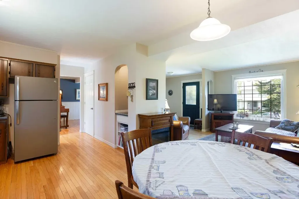 108 Silver Springs Drive NW Calgary AB T3B 3G4