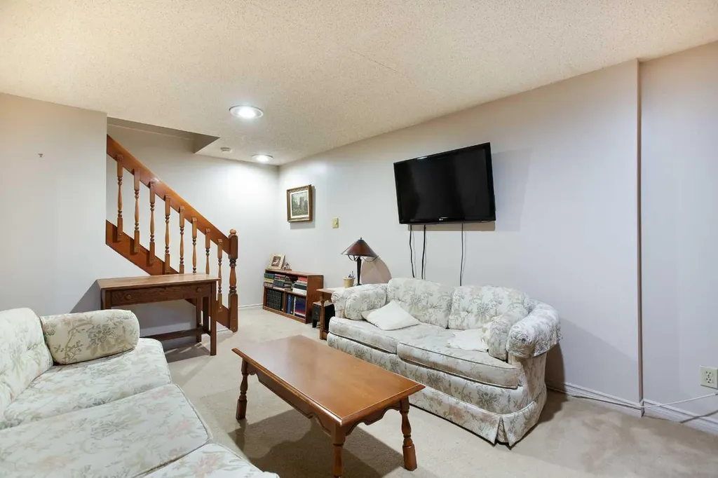 108 Silver Springs Drive NW Calgary AB T3B 3G4