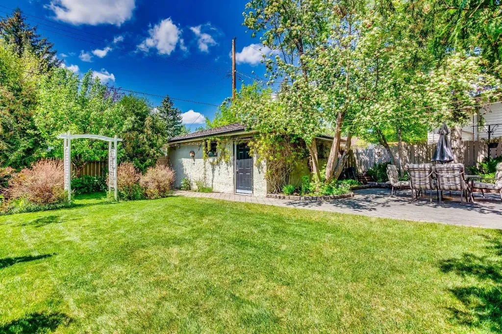 108 Silver Springs Drive NW Calgary AB T3B 3G4