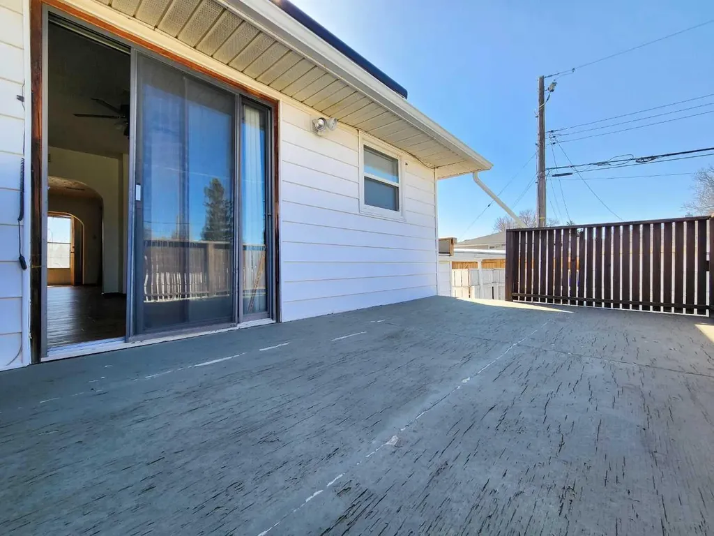 422 21 Street S Lethbridge AB T1J 3K2
