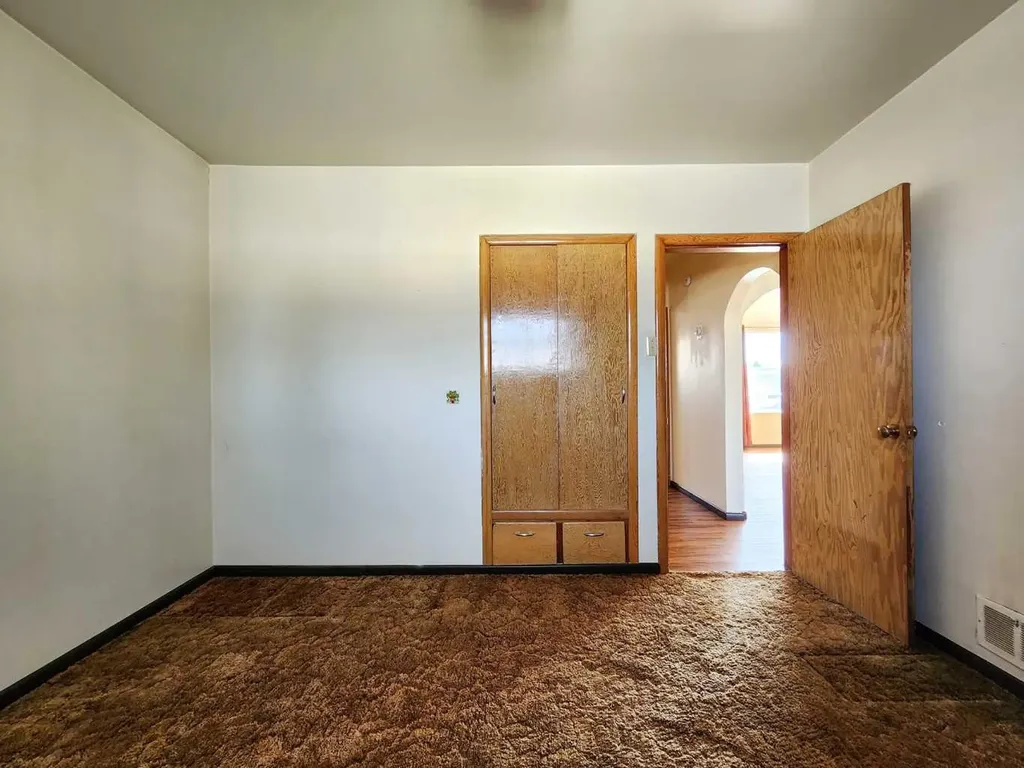422 21 Street S Lethbridge AB T1J 3K2