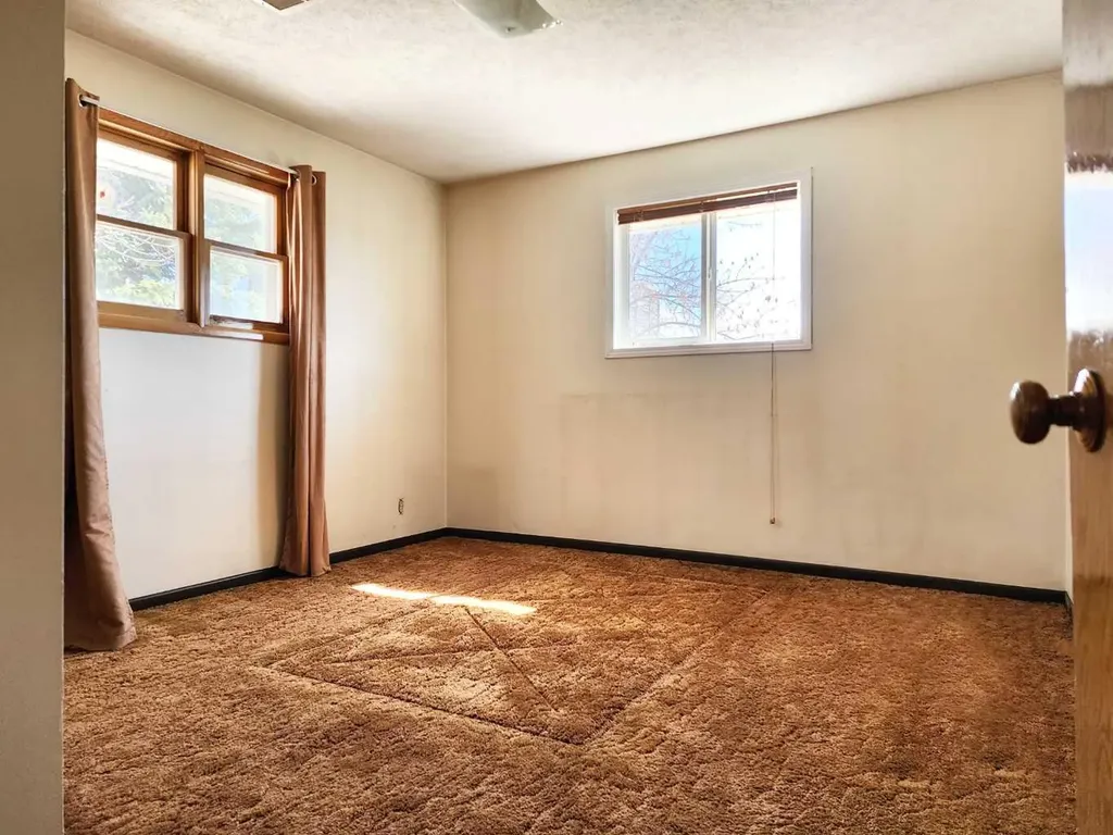 422 21 Street S Lethbridge AB T1J 3K2