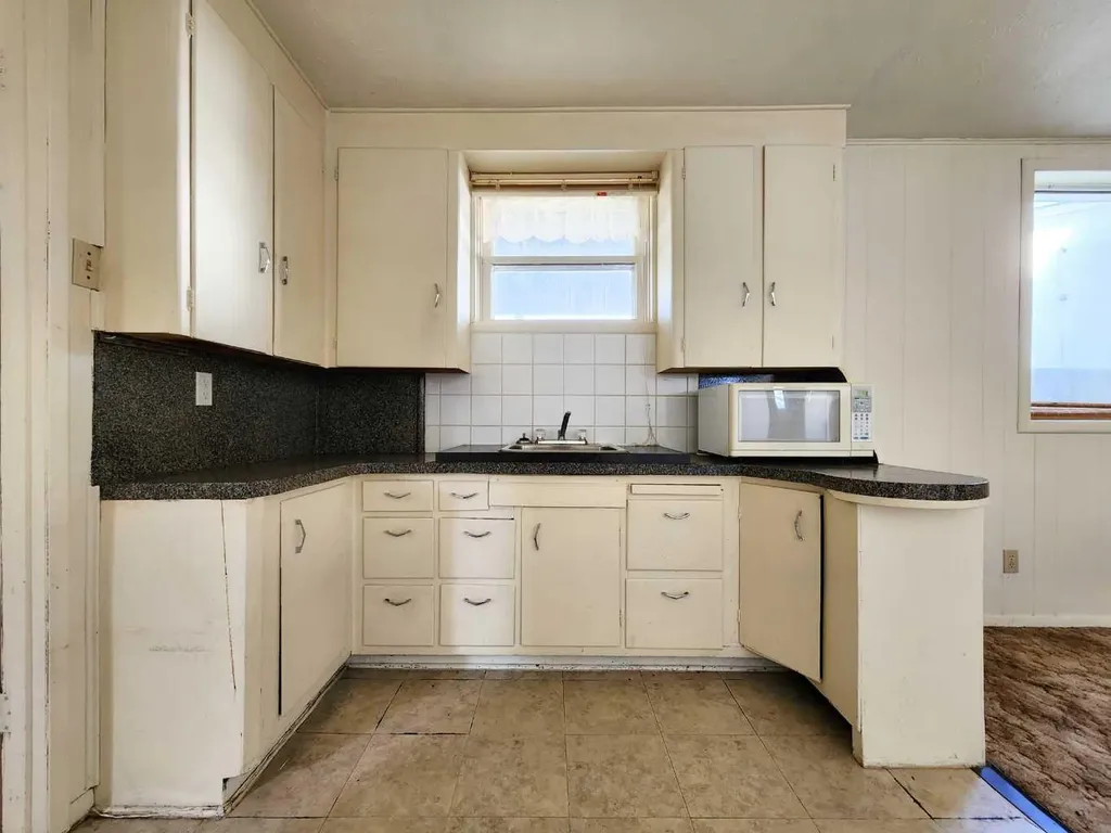 422 21 Street S Lethbridge AB T1J 3K2