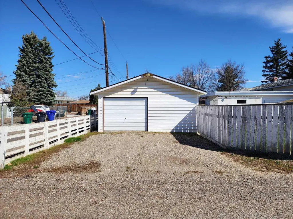 422 21 Street S Lethbridge AB T1J 3K2