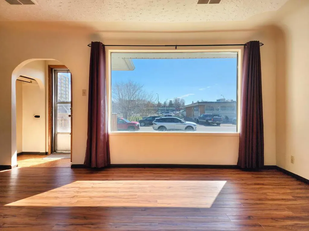 422 21 Street S Lethbridge AB T1J 3K2