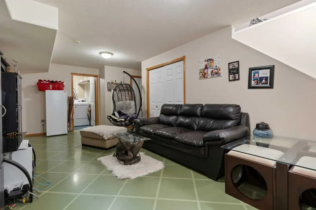 6122 32 Avenue Camrose AB T4V 4R8
