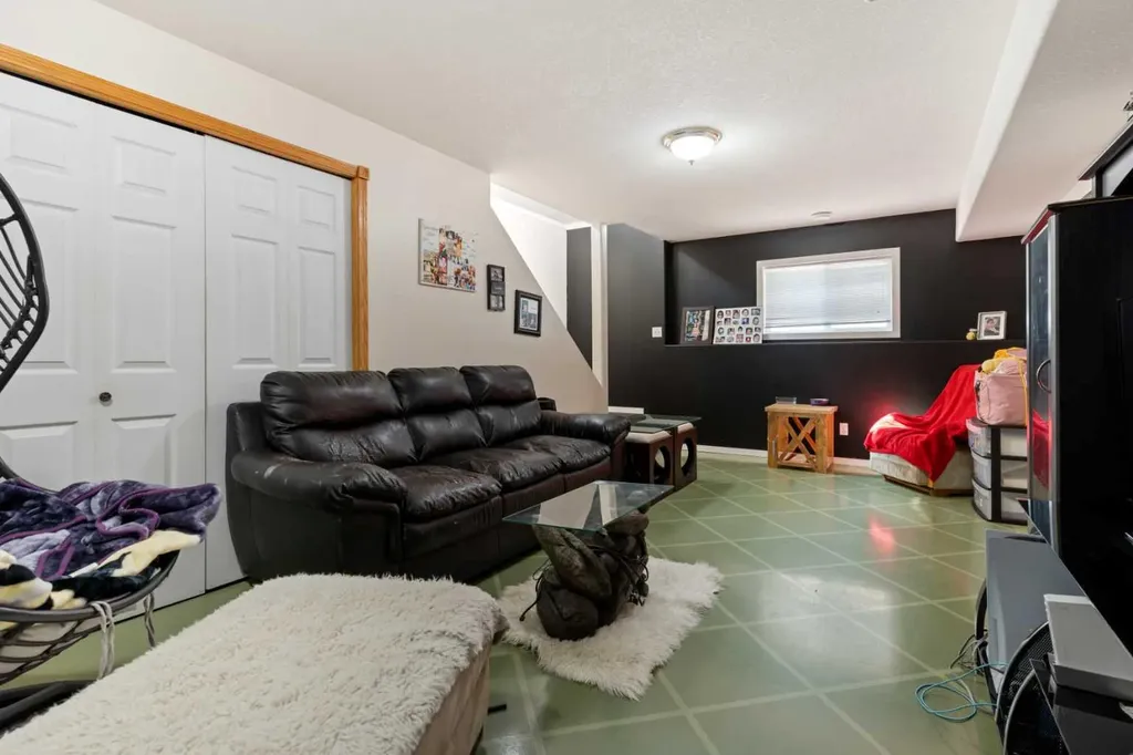 6122 32 Avenue Camrose AB T4V 4R8