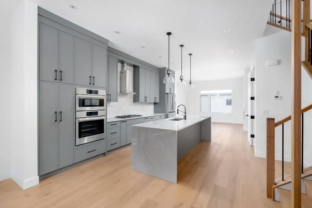 2227 36 Street SW Calgary AB T3E 2Z3