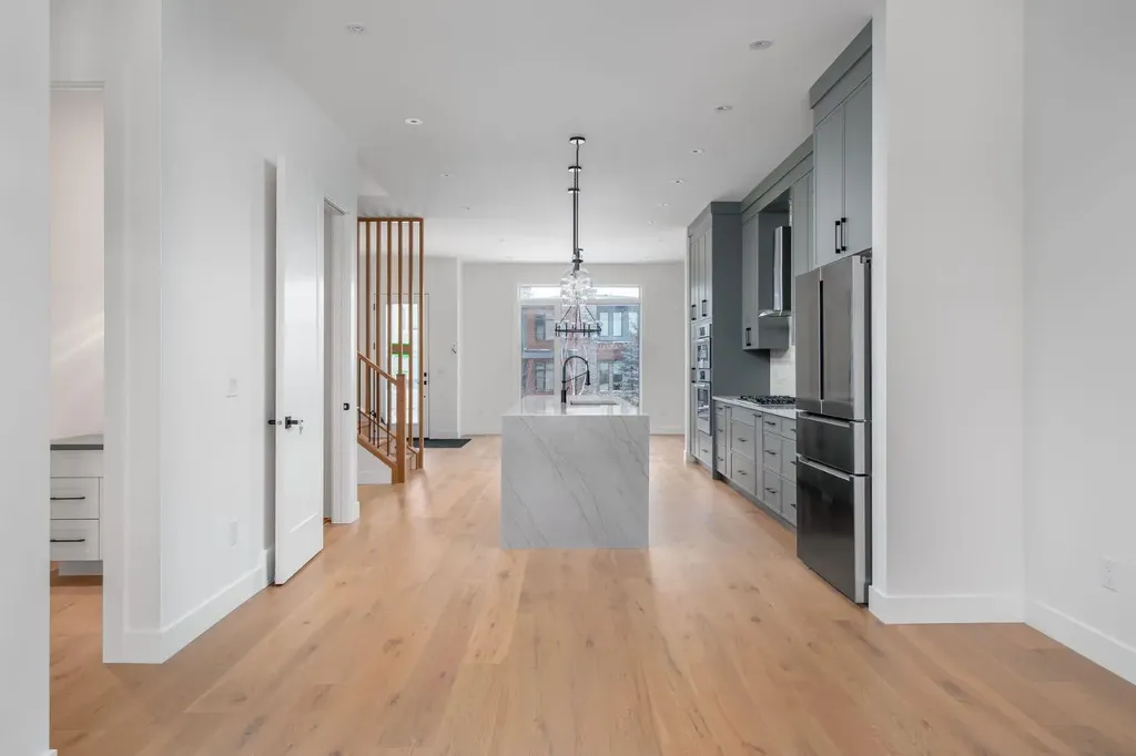 2227 36 Street SW Calgary AB T3E 2Z3