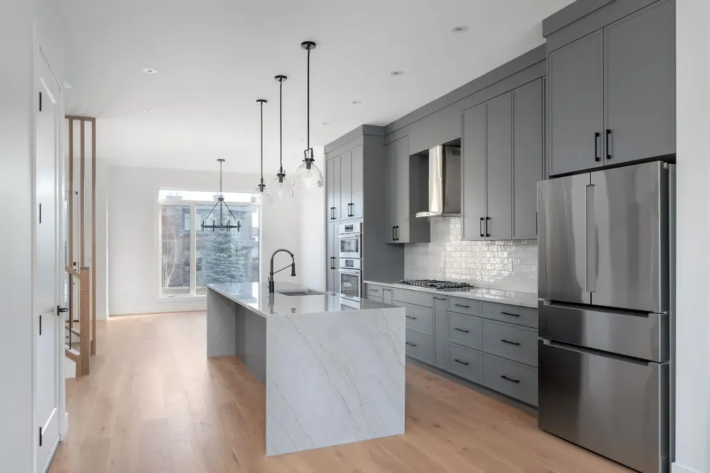 2227 36 Street SW Calgary AB T3E 2Z3