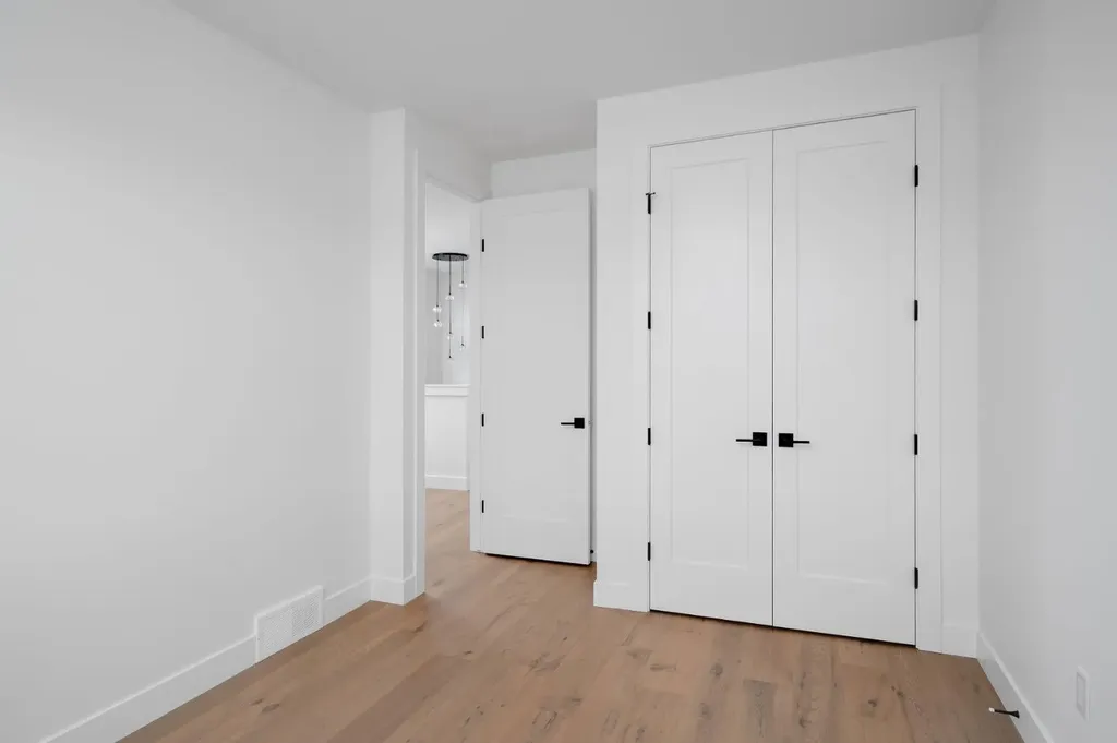 2227 36 Street SW Calgary AB T3E 2Z3