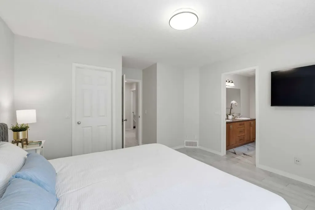 124 Kincora Glen Road NW Calgary AB T3R 0C6