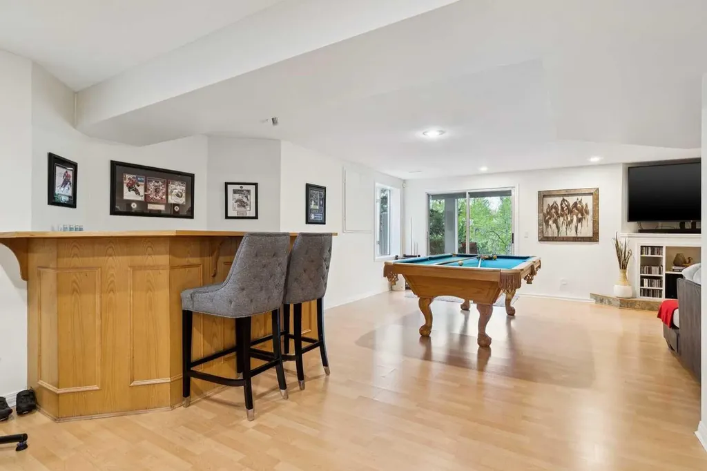 52 Christie Knoll Heights SW Calgary AB T3H2V2
