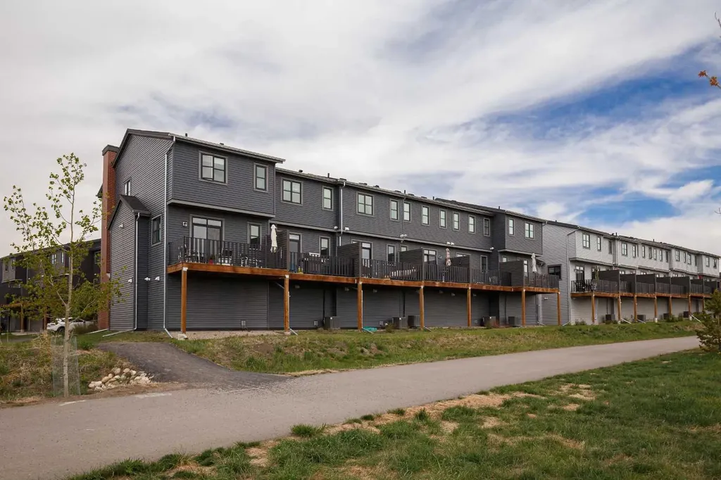 74 Spring Willow Close SW Calgary AB T3H6E8