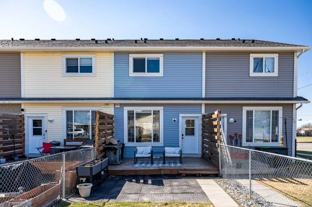 1118 Limit Avenue Crossfield AB T0M 0S0