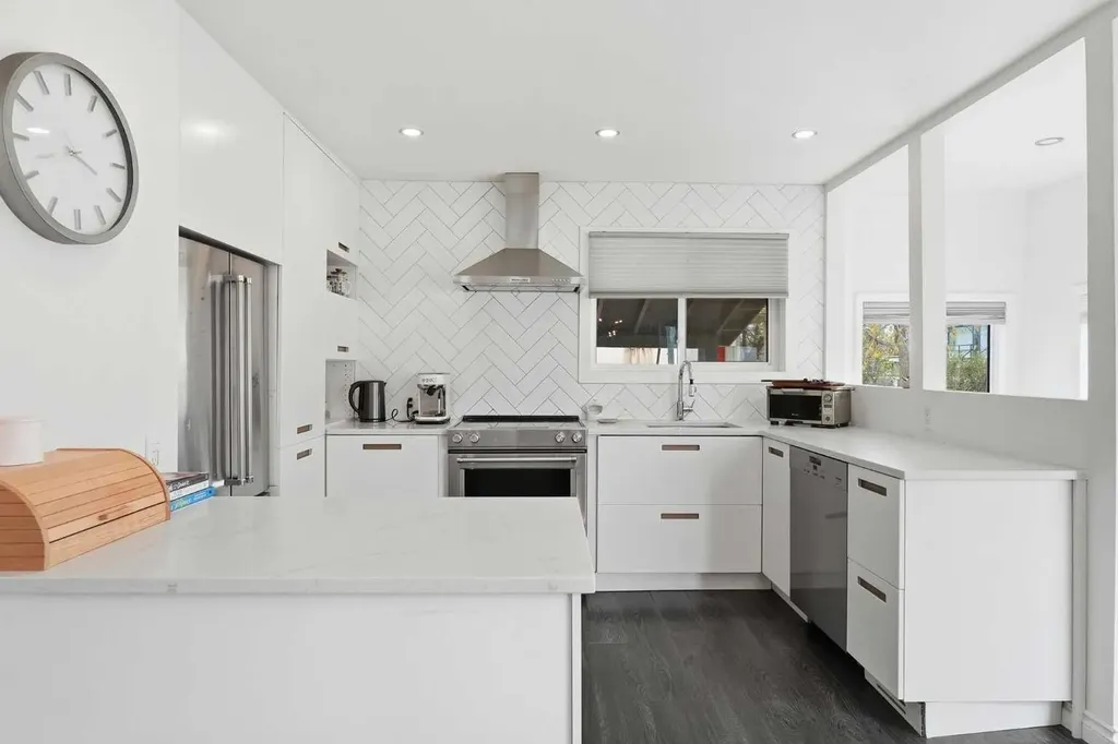 402 8a Street NE Calgary AB T2E 4J3