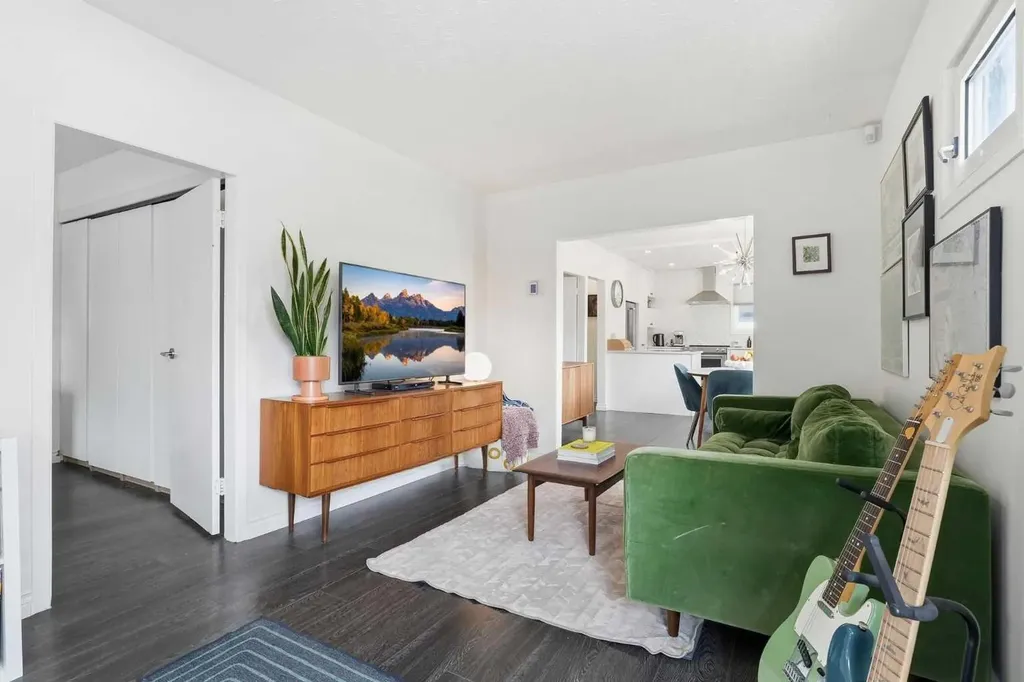 402 8a Street NE Calgary AB T2E 4J3