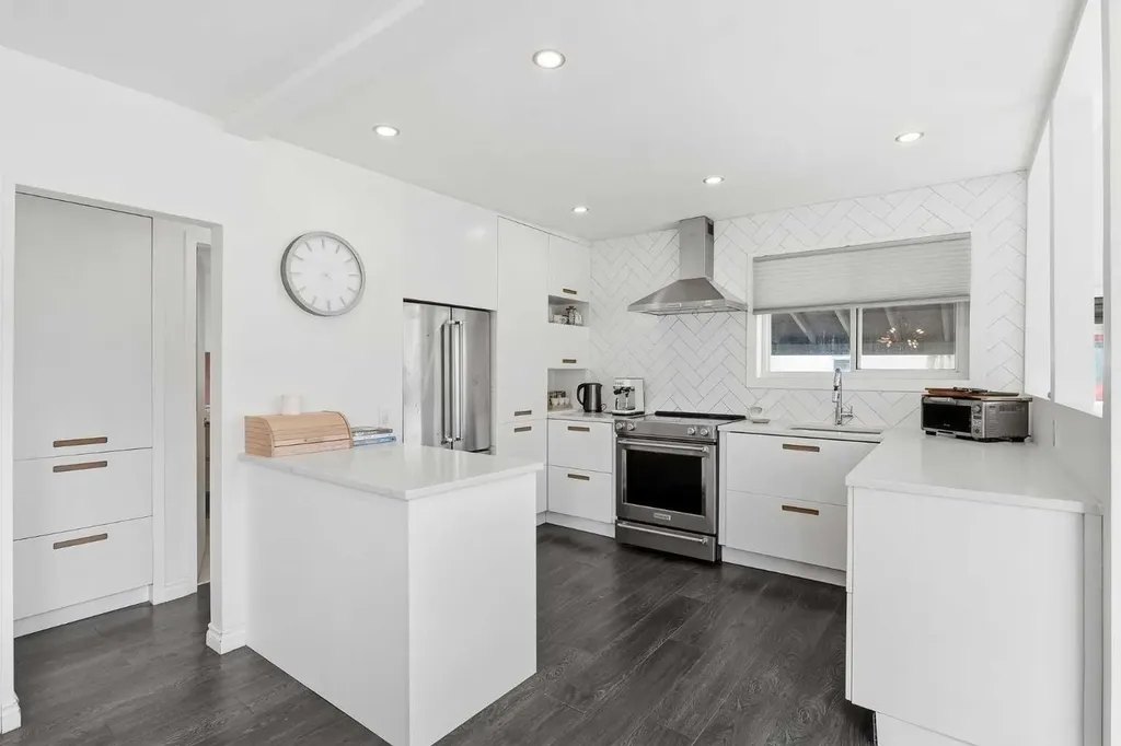 402 8a Street NE Calgary AB T2E 4J3