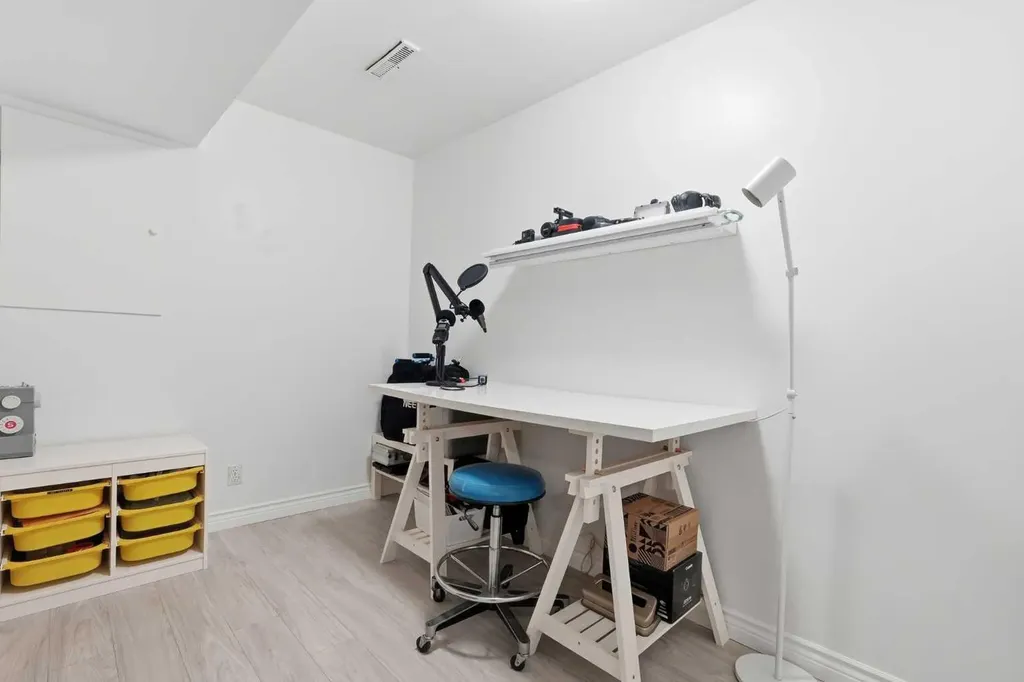 402 8a Street NE Calgary AB T2E 4J3