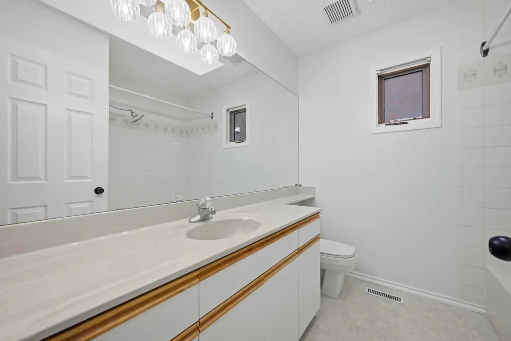 924 19 Avenue NW Calgary AB T2M0Z5