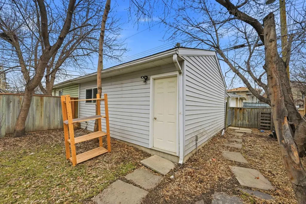924 19 Avenue NW Calgary AB T2M0Z5