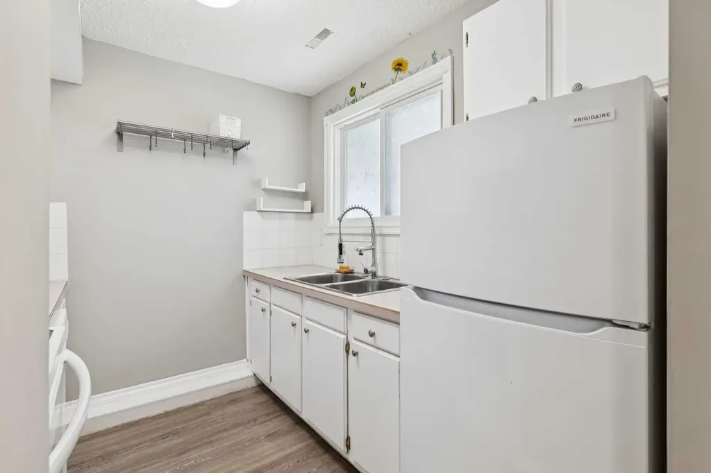 2520 Palliser Drive SW Calgary AB T2V 4S9